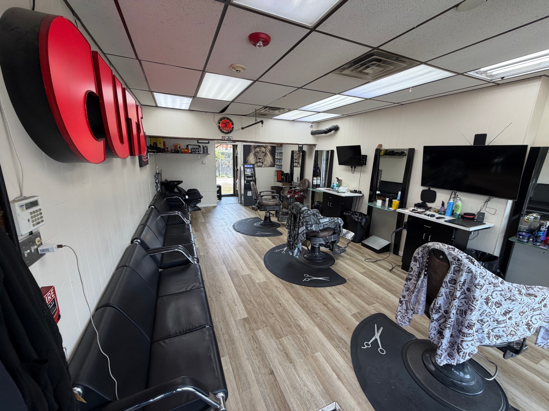 Inside SPIKEE CUTS Barbershop